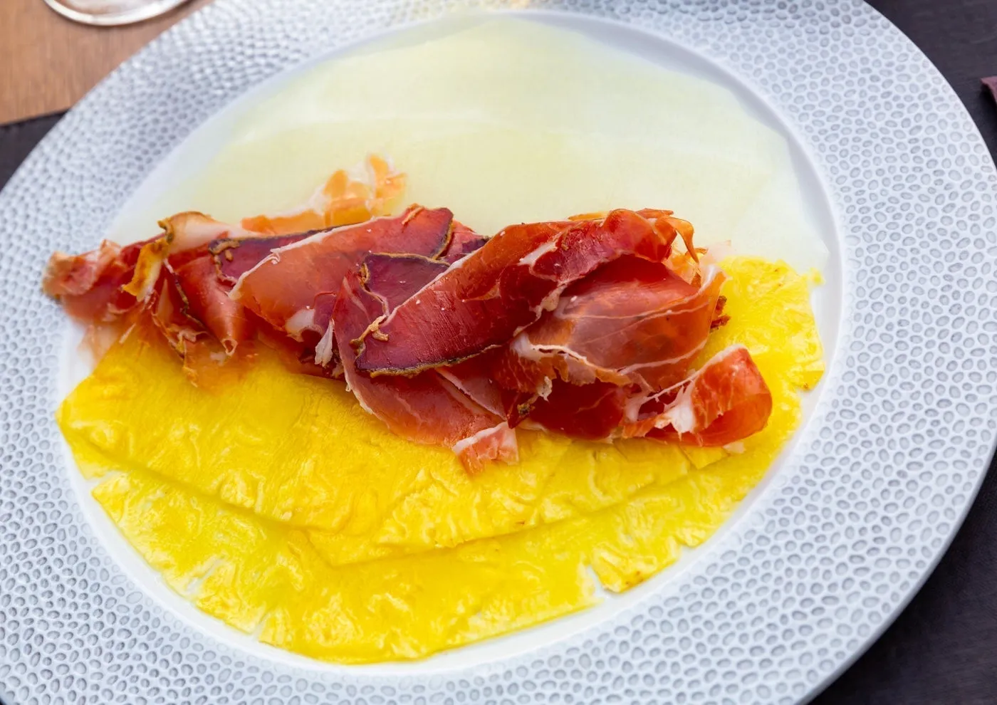 Hartige ananascarpaccio met rauwe ham