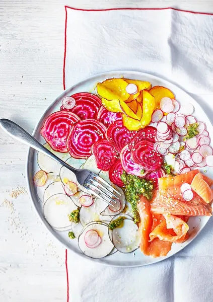 Carpaccio av laks og grønnsaker med reddikbladpesto