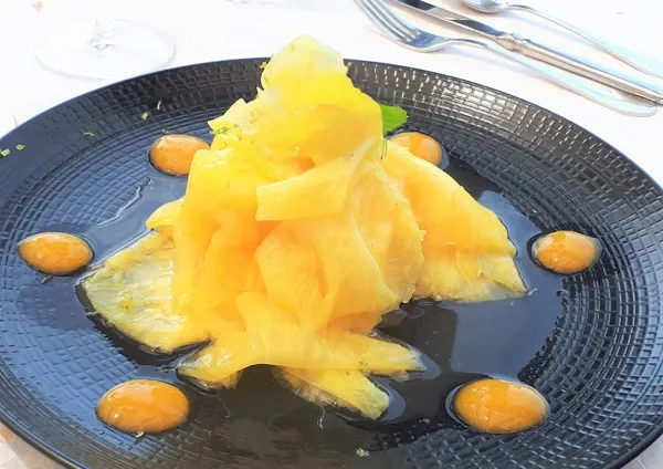 Marinert ananas med lime og ingefær