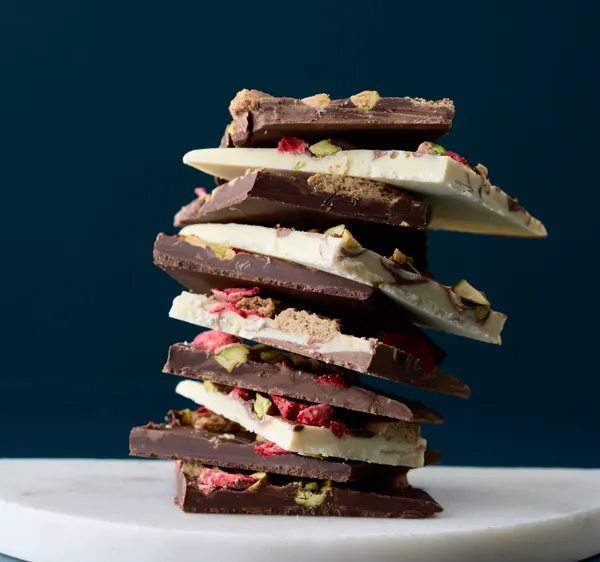 Marmoreret chokoladeplade med nødder og frugt