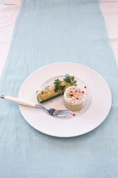 Zucchini mit Lachsfüllung auf Reis