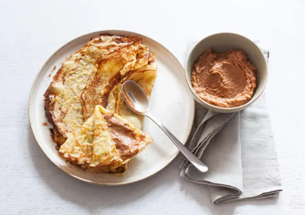 수제 스페큘러스 스프레드와 크레프