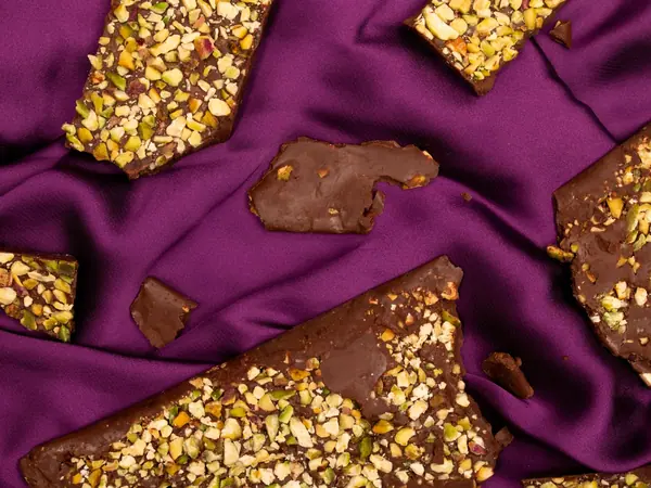 Cuadraditos de chocolate con toppings
