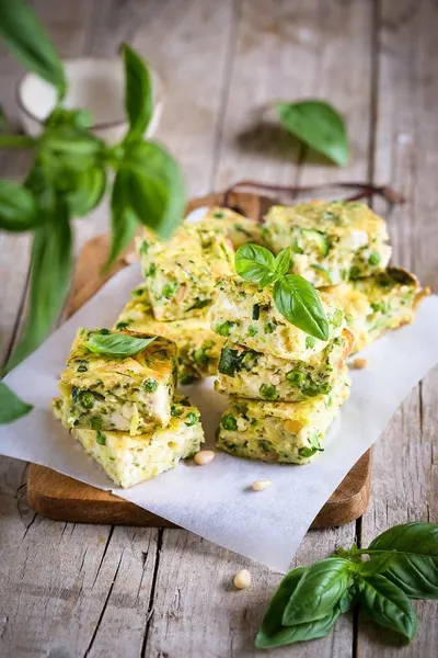 Flan de calabacín y guisantes con pesto de rúcula