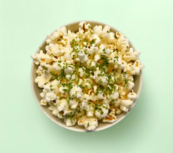 Popcorn med pecorino og purløg