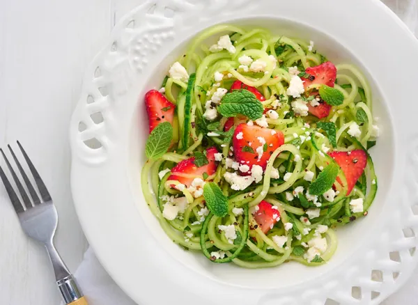 Agurknudelsalat med jordbær og feta