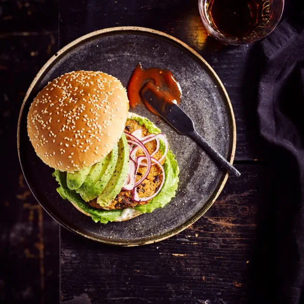 Burger vegano di fagioli neri e patate dolci