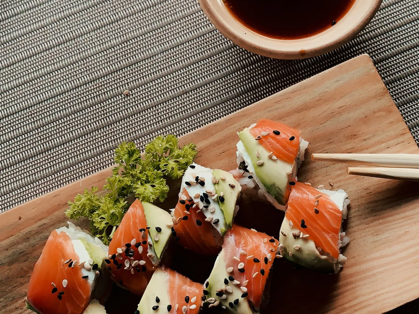 Maki med røget laks og avocado