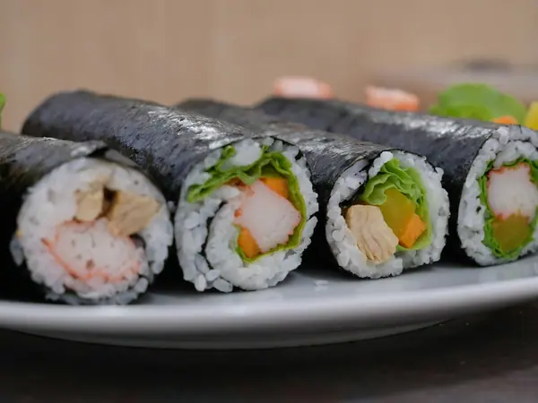 Maki med omelet og surimi