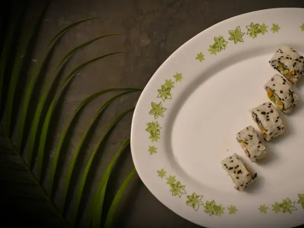 Maki med kylling, koriander og sesam
