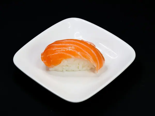 Nigiri med laks eller tun