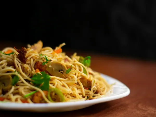 Noodles al pollo con verdure croccanti
