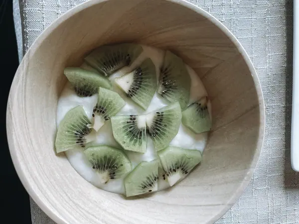 Frosne kegler med kiwi og yoghurt