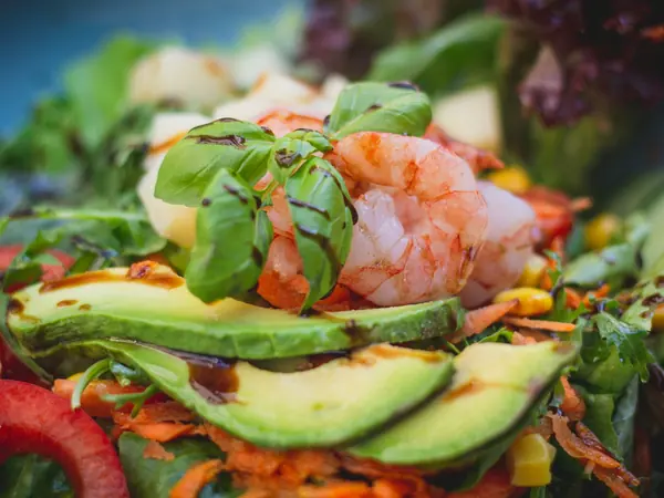 Sprøde brickkegler med avocado og rejer