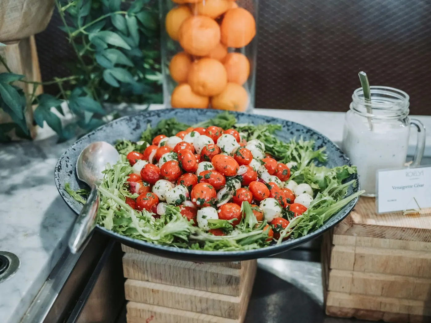 Pizzahoorntjes met tomaat, mozzarella en rucola