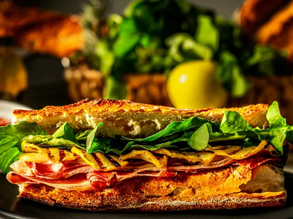Spanske sandwich-kræmmerhuse med serranoskinke