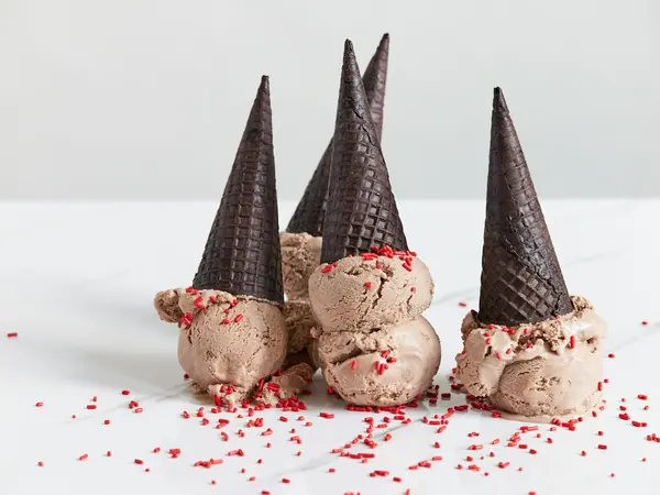Hindbærsorbet i mandelkræmmerhuse med chokolade