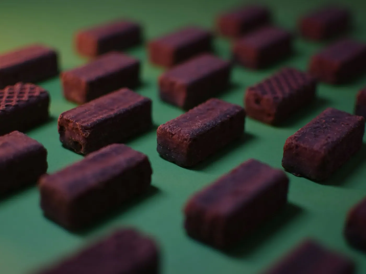Bocados crujientes de pasta brick con plátano y chocolate