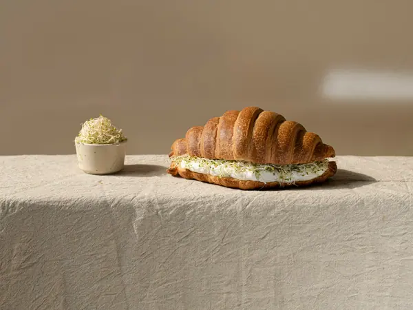 Croissanter med flødeost og dild