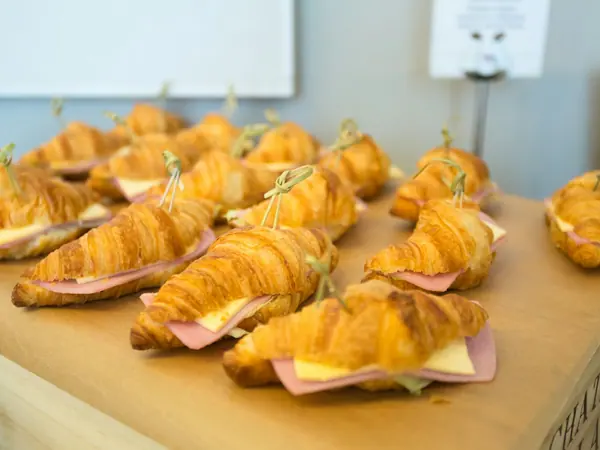 Croissanter med skinke og ost