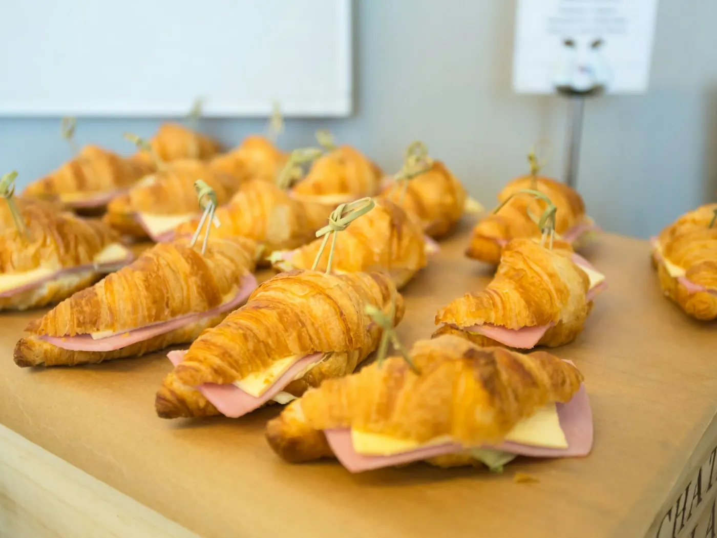 Croissanter med skinke og ost