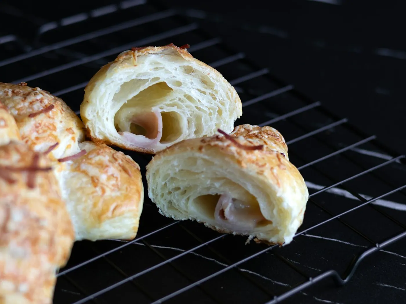 Serranokinkku-tuorejuustocroissantit