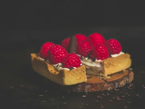 Butterdejskager med hindbær og flødeskum
