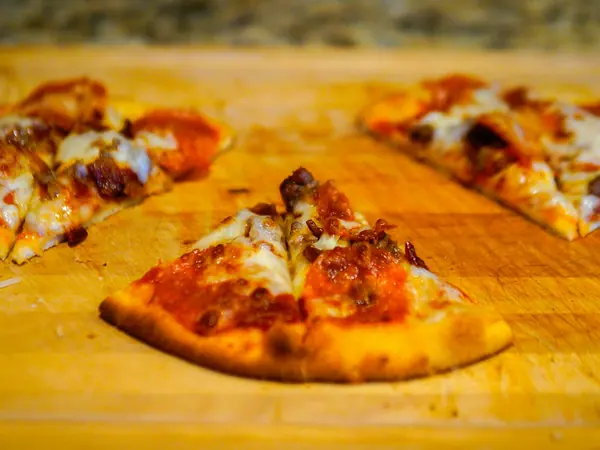 Pizzatrekanter med tre oste
