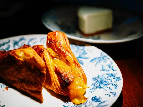 Butterdejspakker med laks og blåskimmelost