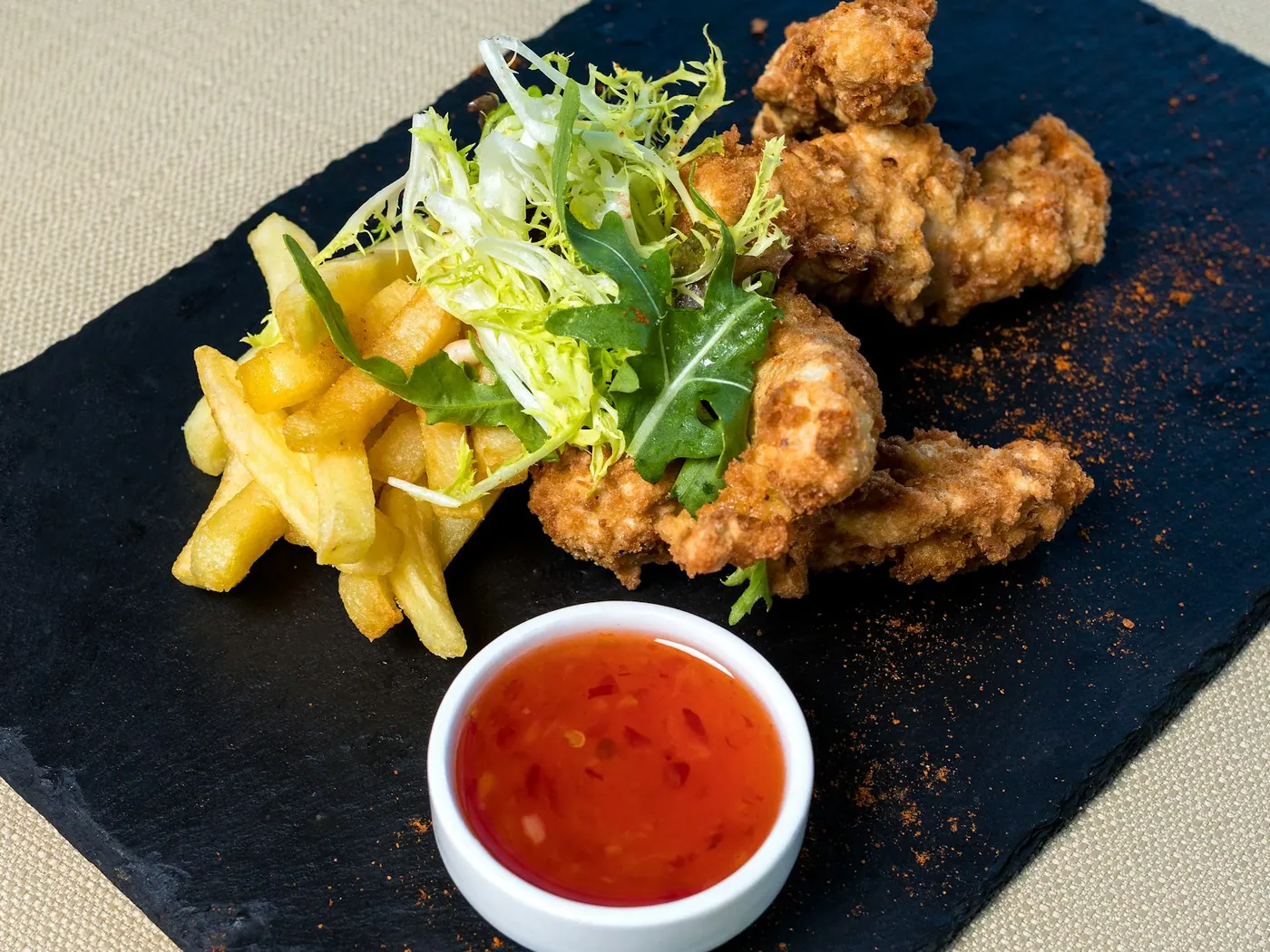 Ayam Iris dengan Selada Little Gem dan Saus Parmesan