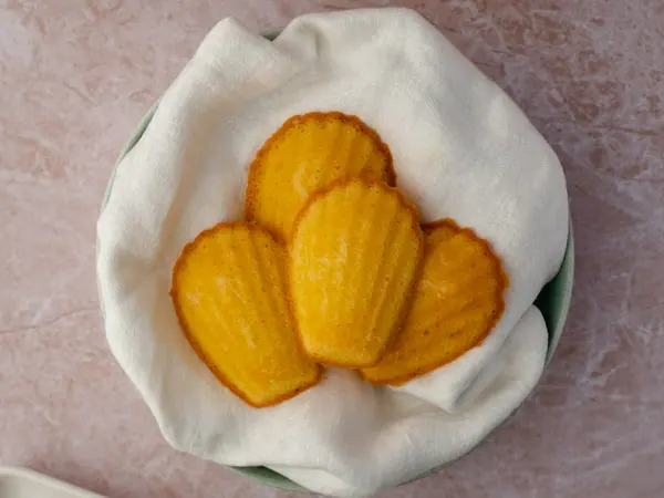 Fußball-Madeleines mit Kakaomuster