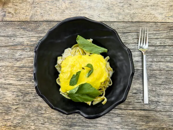 Squashspaghetti med blåskimmelostsauce