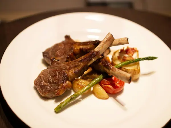 Agneau aux épices et aux légumes nouveaux