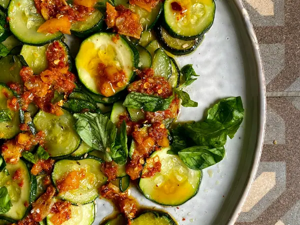 Calabacín con almendras y chorizo