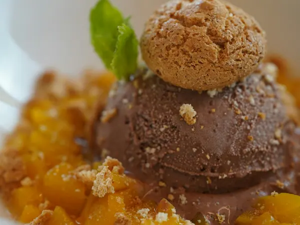 Crumble de pêches aux noisettes