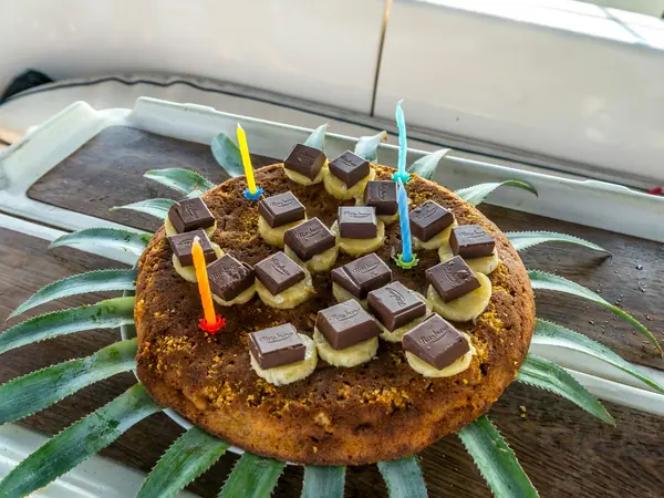 Fondant de plátano, chocolate y crema de cacahuete