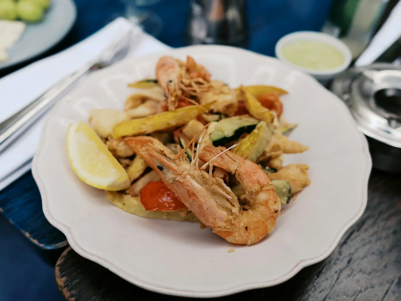 Gambas com legumes e coentros