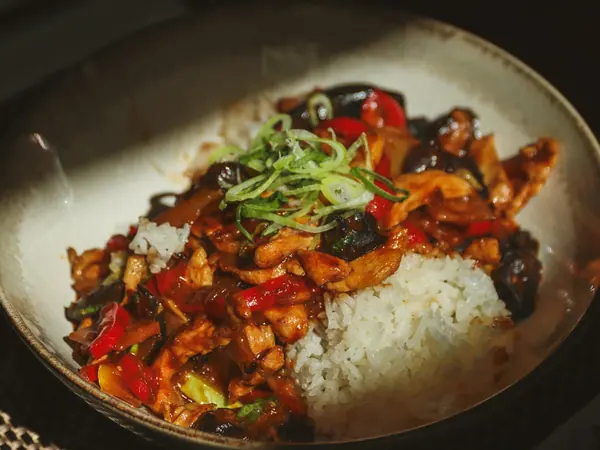 Pollo saltato con melanzane e olive