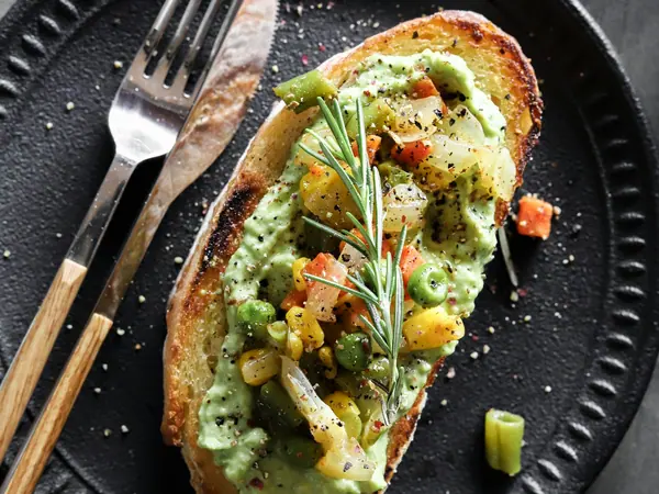 Brødskiver med ovnsbakte grønnsaker og ricotta