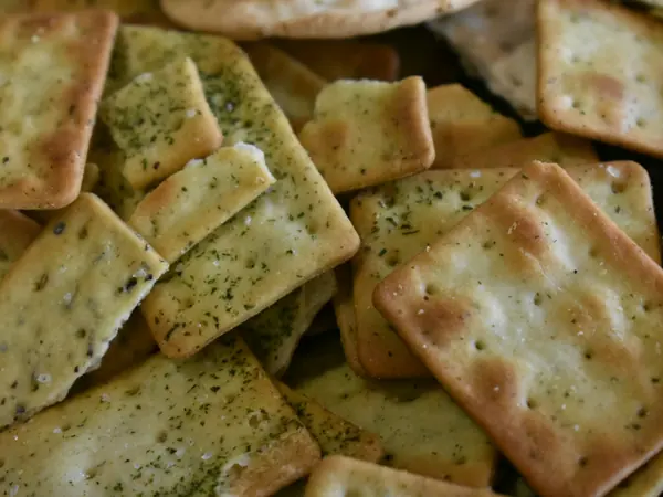 Salte tuiles med sorte oliven