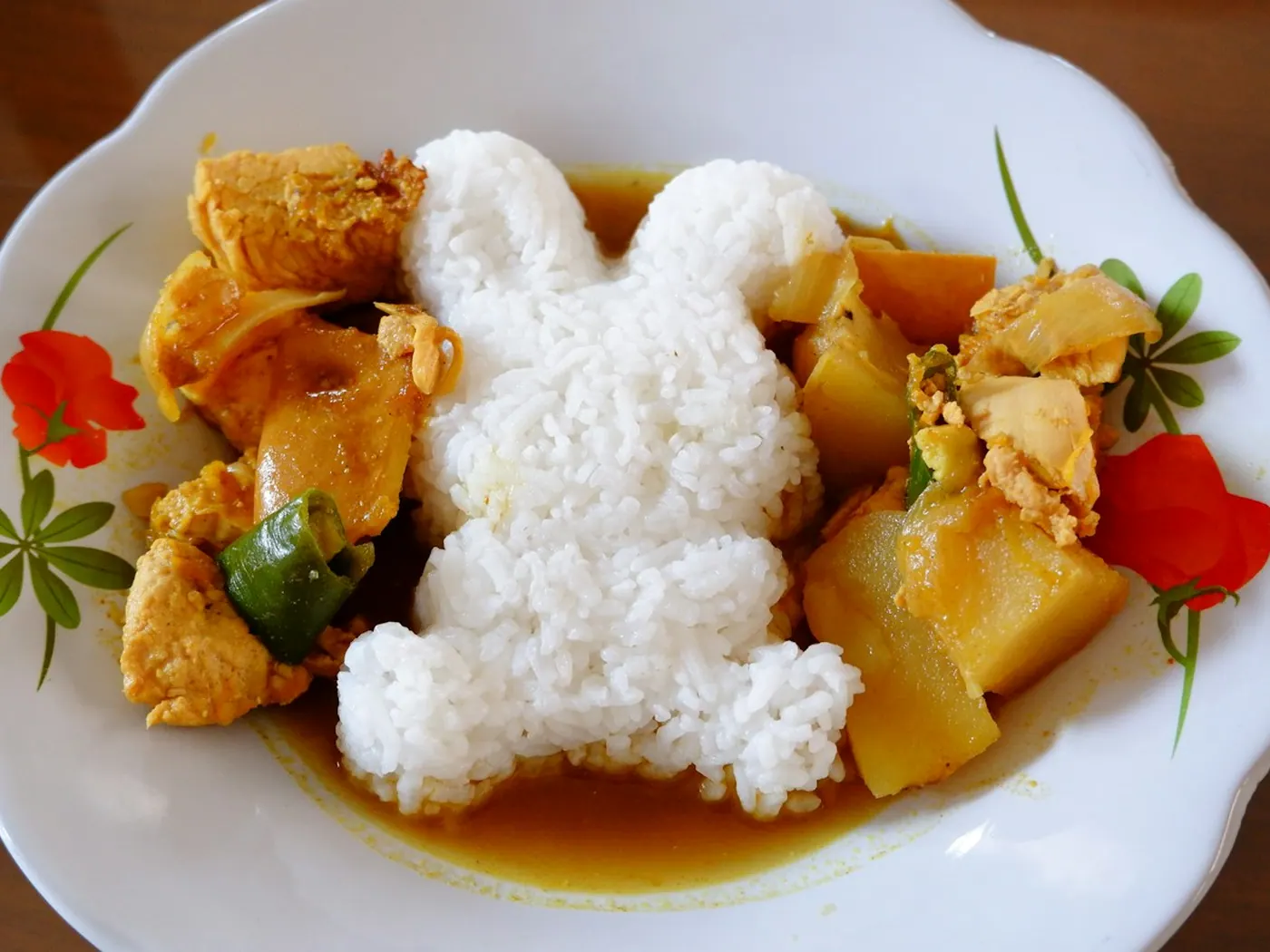 Rollitos de pollo y piña al curry de coco