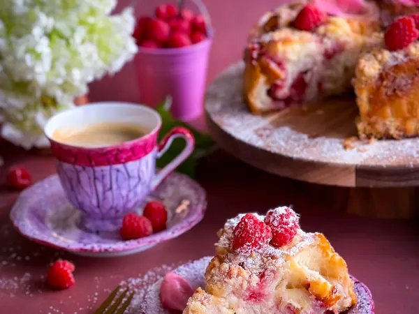 Crumble med pærer og hindbær
