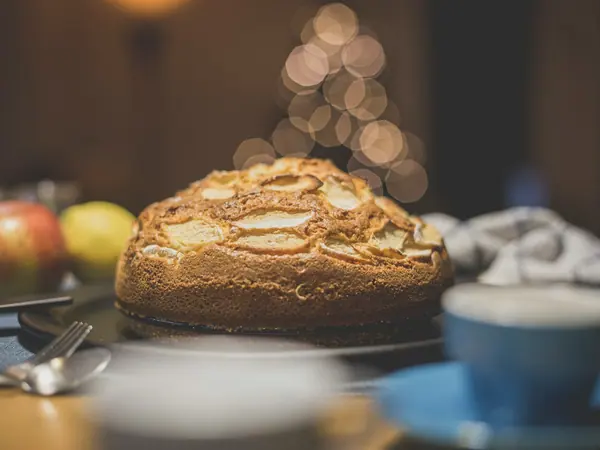 Saftiger Apfelkuchen mit großen Stücken