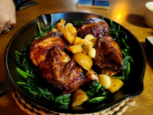 Burung Puyuh dengan Kismis dan Epal Bakar