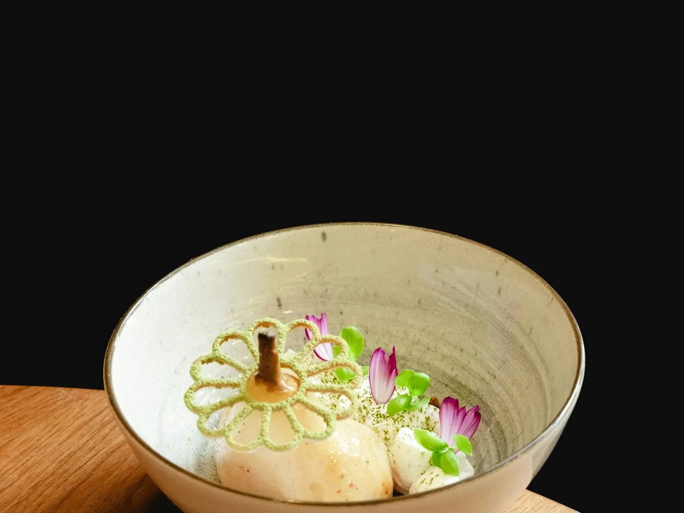 Pochierte Birnen mit rosa Pralinen