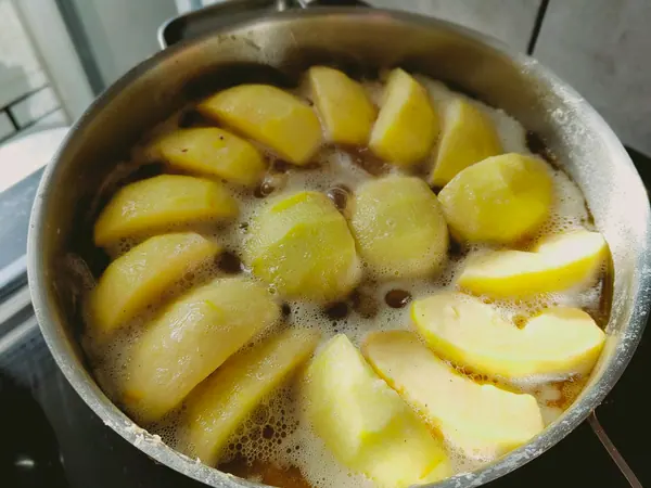 Svinegryde med æbler og cider