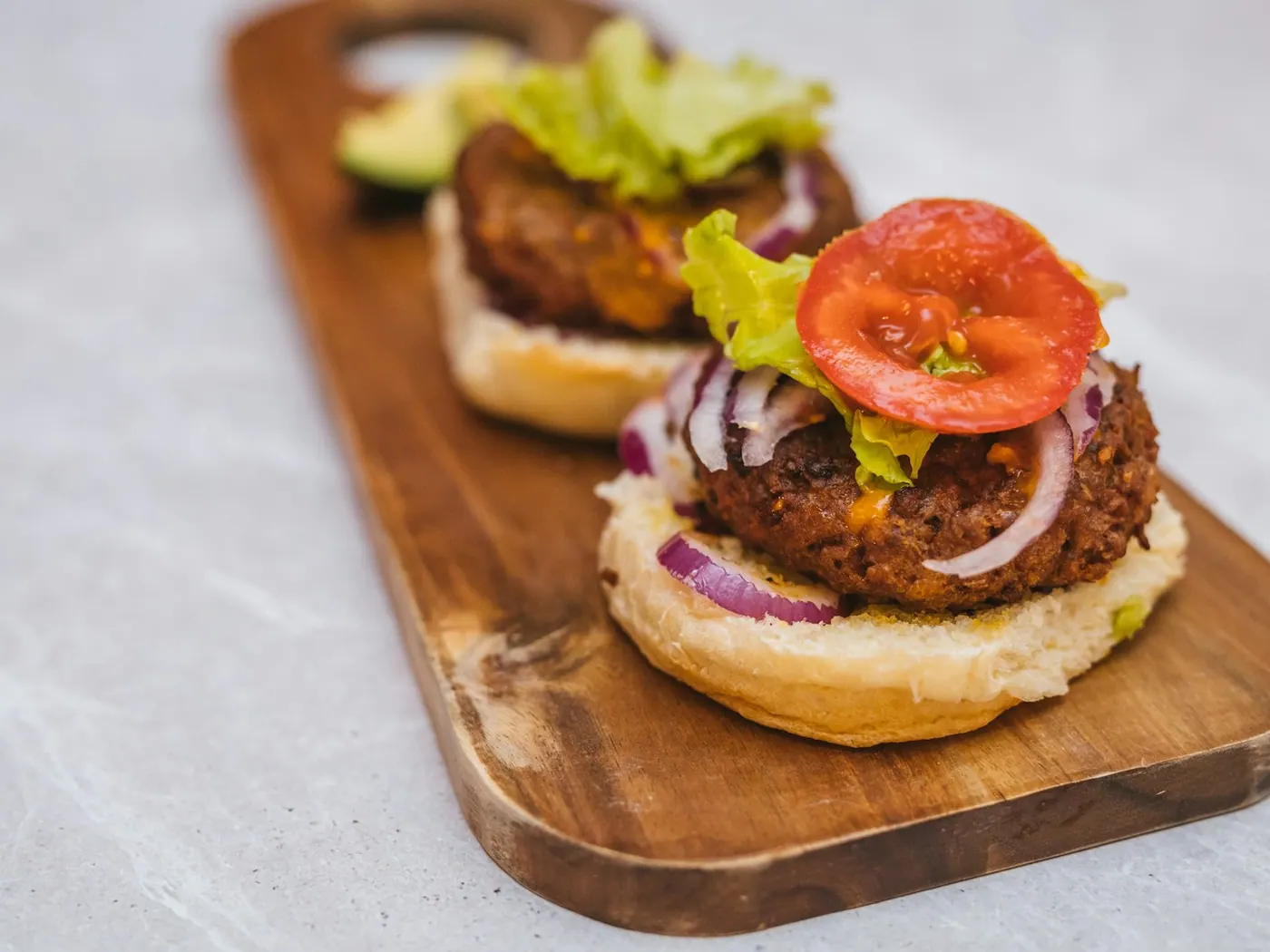Veganistische burger met champignons en pintobonen
