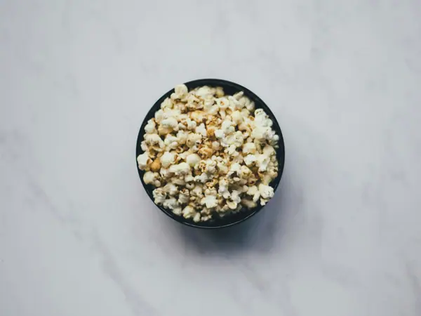 Popcorn med sort sesam og nori