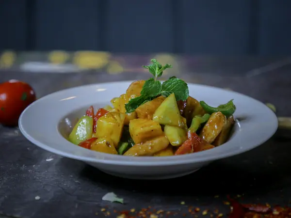 Insalata di pollo al curry e mango