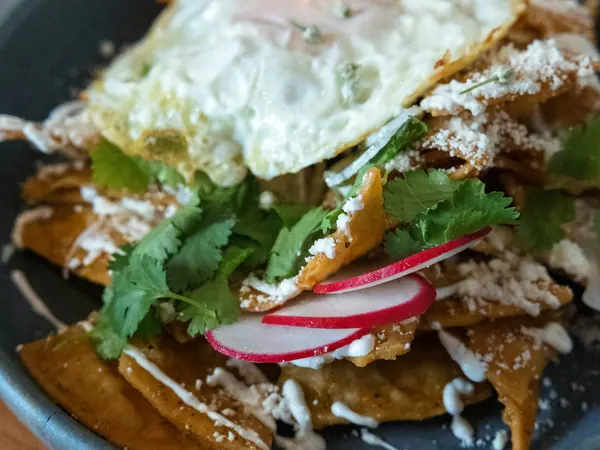Brunch-nachos med pølse og æg
